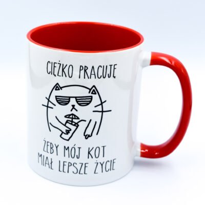 kubek z kotem Ciężko pracuję, żeby mój kot miał lepsze życie czerwony